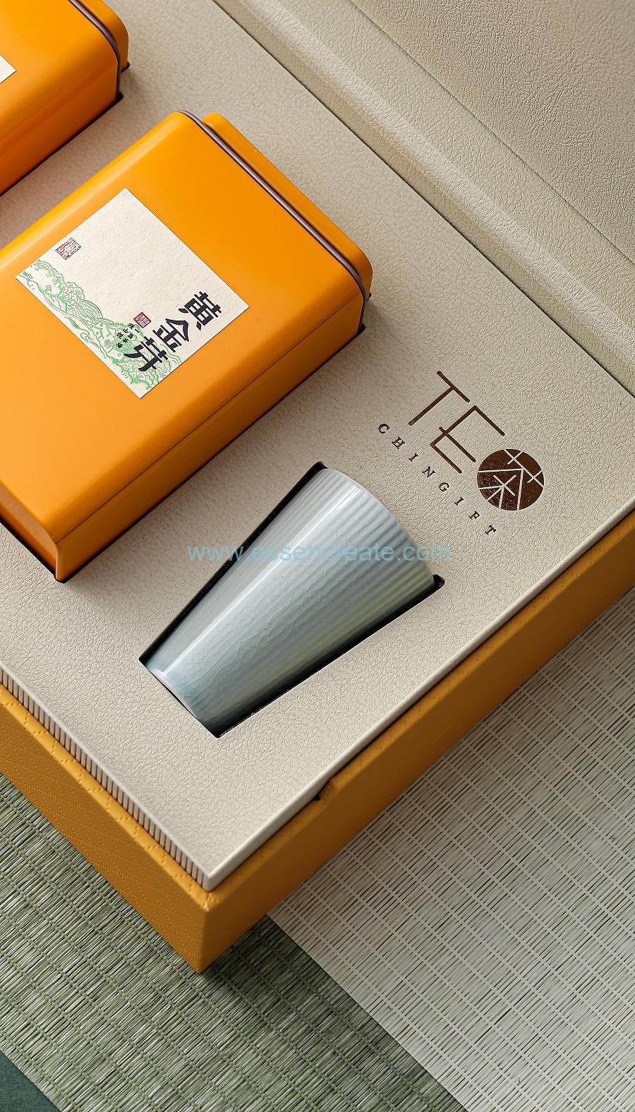 四角い金属製の箱入りティー